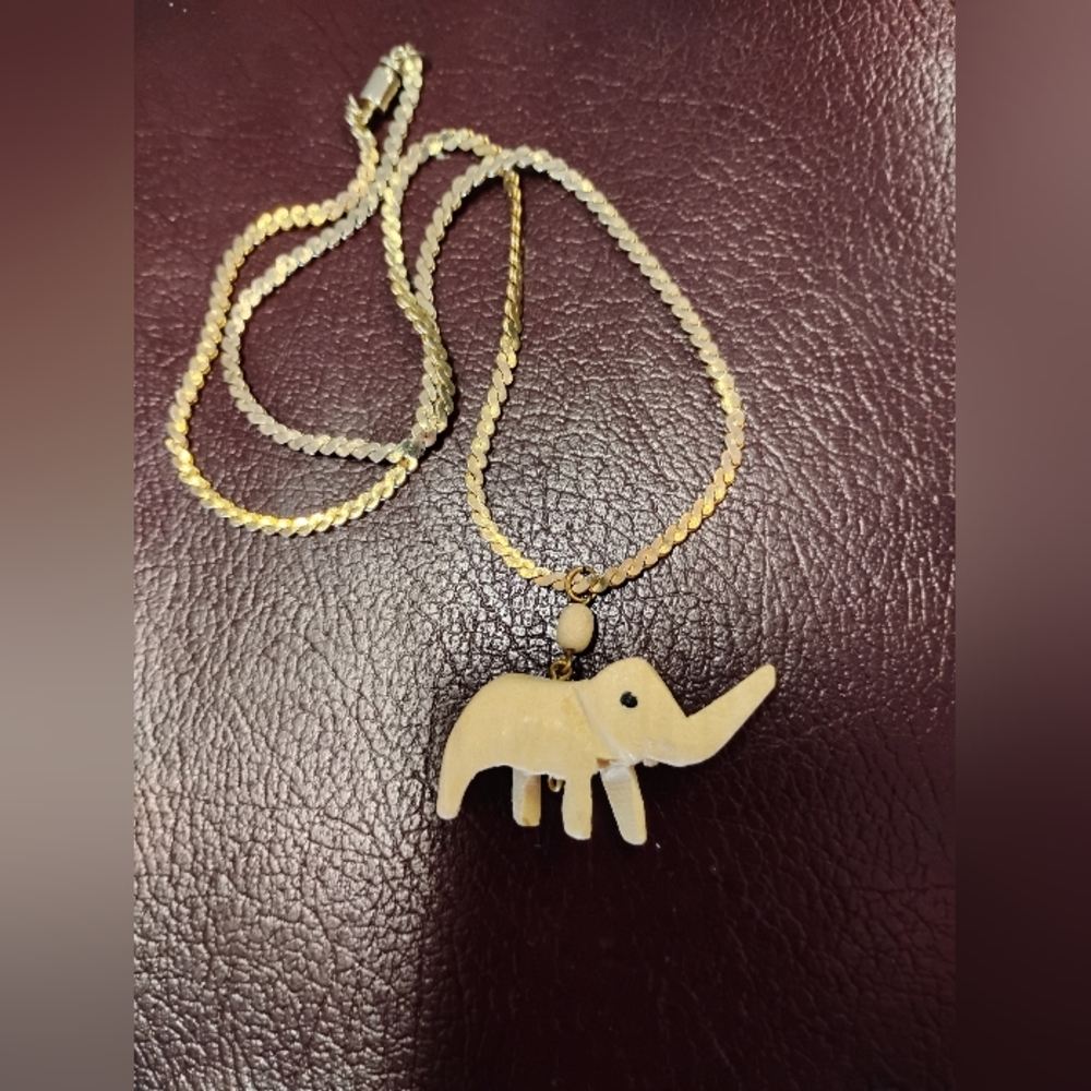 Wooden Elephant Pendant Gold Tone Chain Double Layers Twisted Necklace Fastener